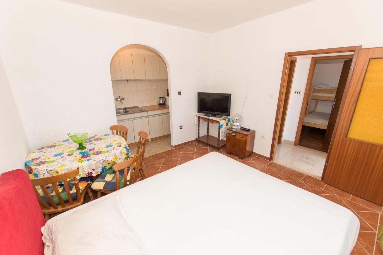 Near The Beach Apartments Jagodia Brela Ngoại thất bức ảnh