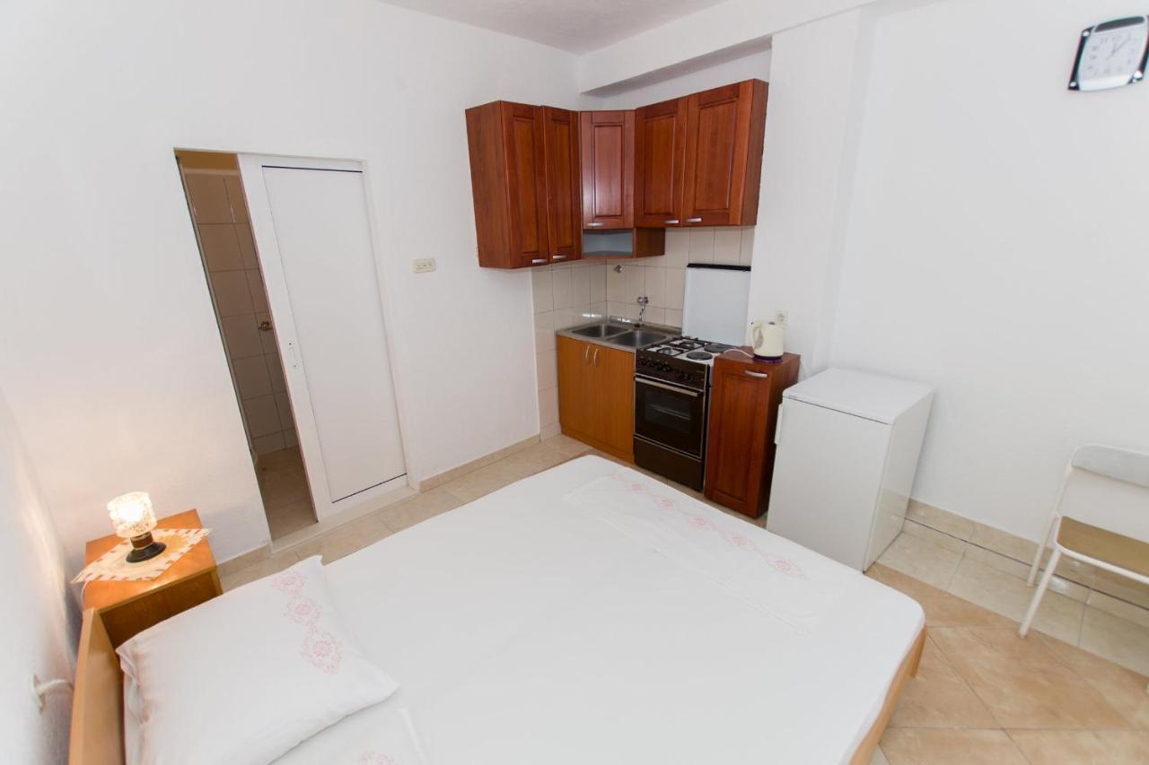Near The Beach Apartments Jagodia Brela Ngoại thất bức ảnh