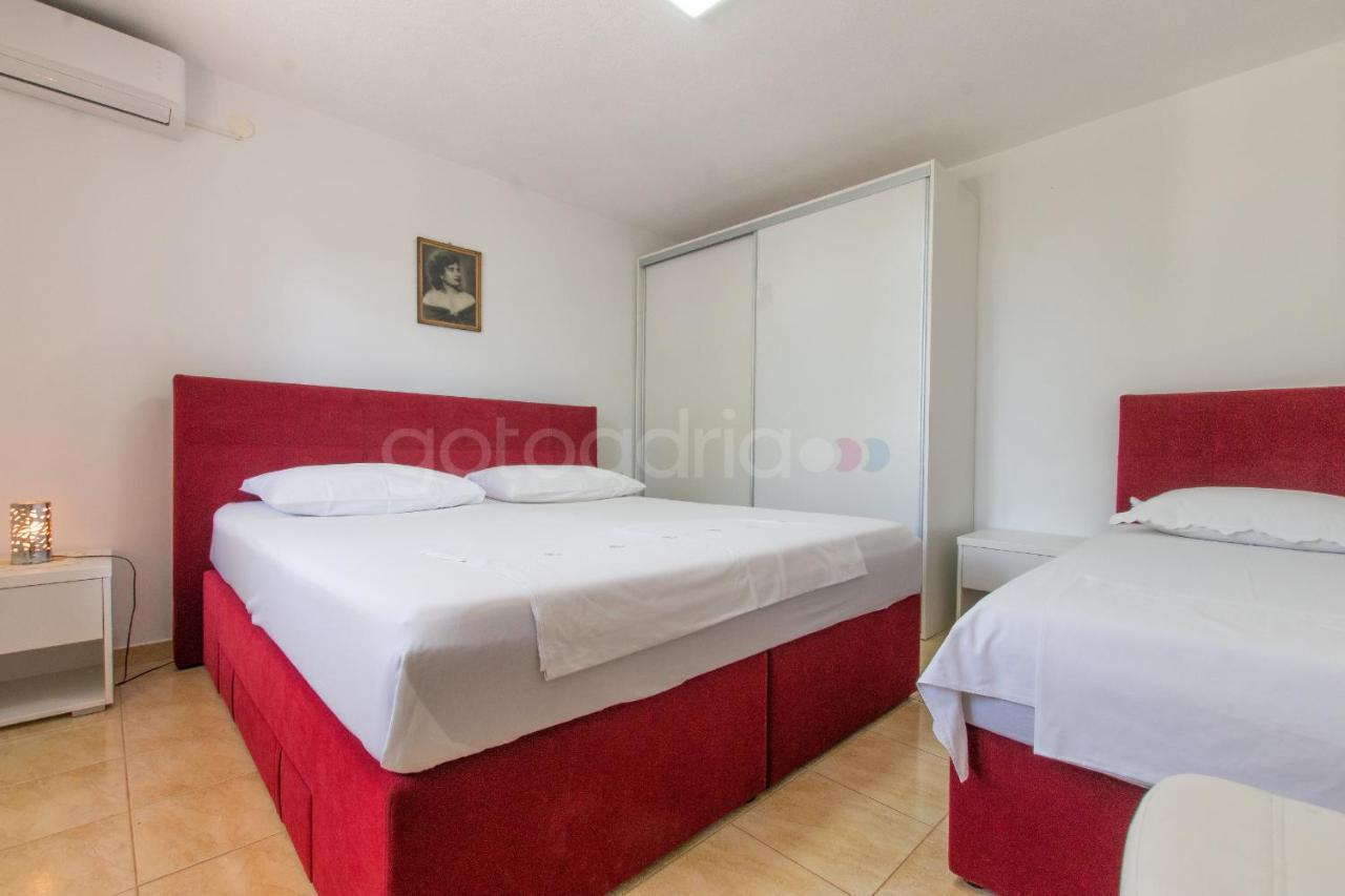 Near The Beach Apartments Jagodia Brela Ngoại thất bức ảnh